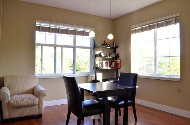 Building Photo - Desirable location/Redmond Ridge! Modern but functional. Great layout for entertaining guest or c...