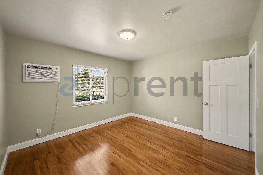 Building Photo - Unit