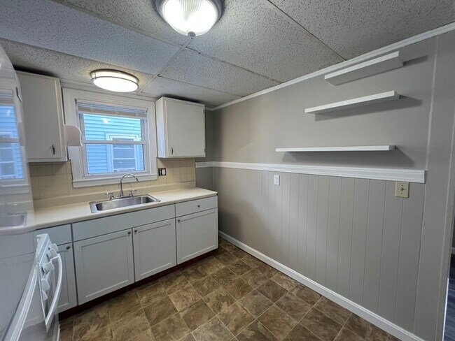 Building Photo - 77 Massasoit St