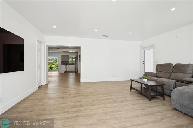 Building Photo - 1670 SW 22nd Ave