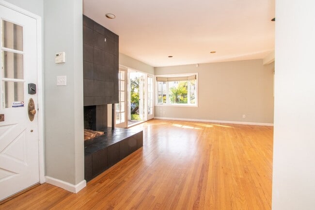 Building Photo - Charming 3 Bed/2 Bath Home in Bird Rock/ La Jolla- 1 Block from the Ocean!