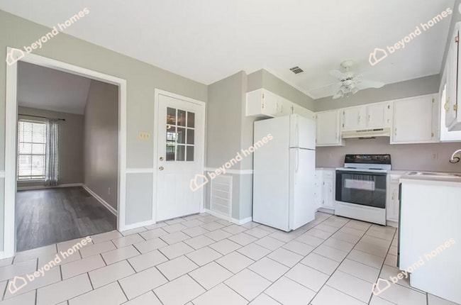 Building Photo - Updated 3BD/1.5BA Gem with Fireplace & Fen...