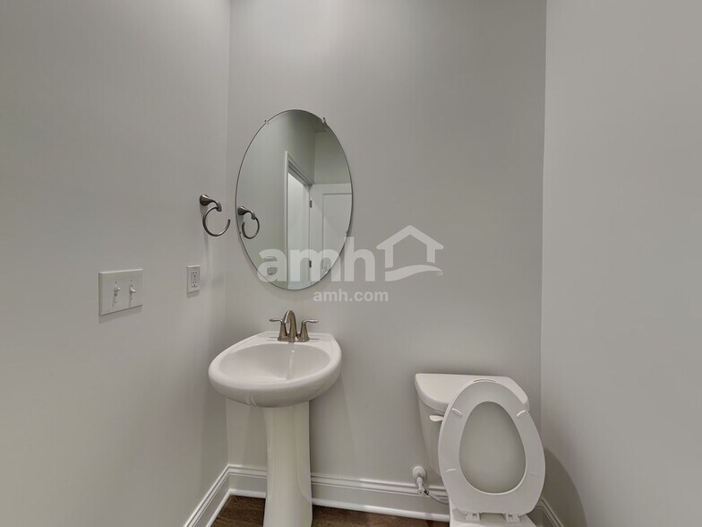 Building Photo - 9085 Henley Ave