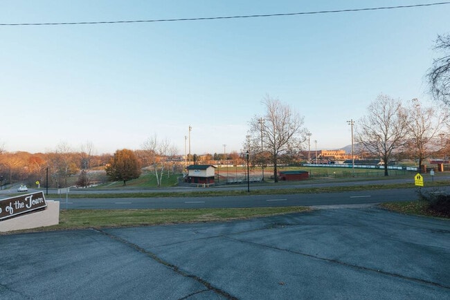 Building Photo - 722 Liberty Bell Blvd