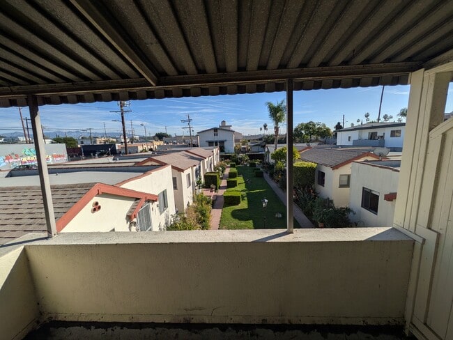 Building Photo - 1055 N Ardmore Ave