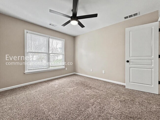 Building Photo - 3-Beds 3.5 Baths Spacious Home with Fenced Yard and Garage Parking