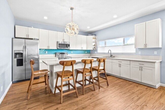 Building Photo - Upgraded 5 bedroom, 3 bath home