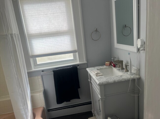 Building Photo - 43 2nd Ave