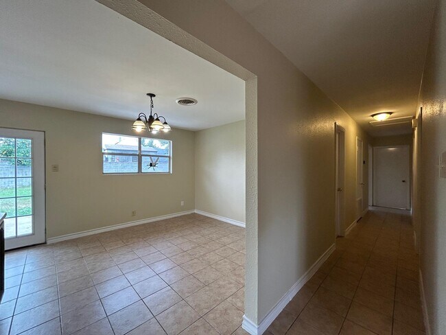 Building Photo - 1006 Laurel Dr