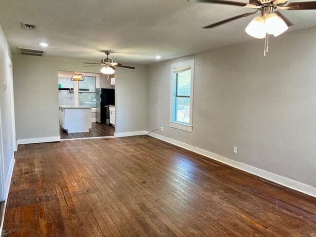 Building Photo - 3/2  3 Blocks from Tarleton