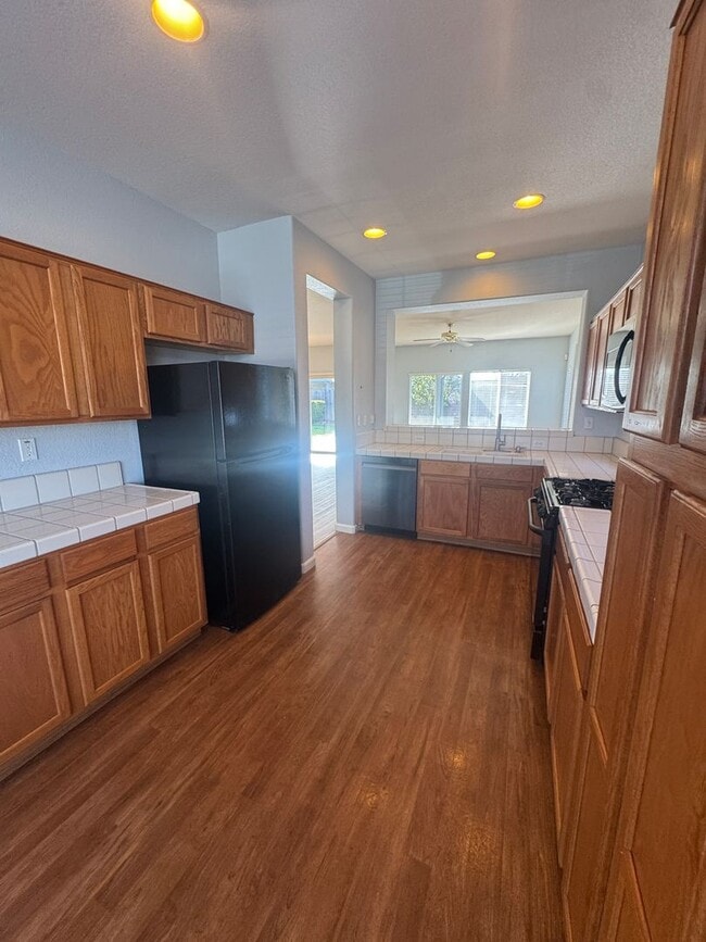 Building Photo - THREE BEDROOM TWO BATH SINGLE STORY HOME SEE VIDEO