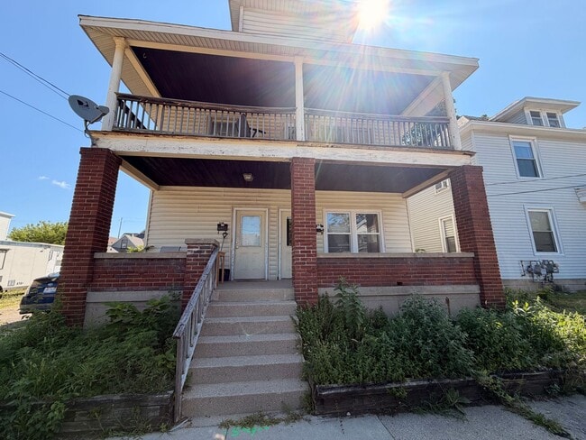 Building Photo - 2 Bedroom Lower Unit with Washer and Dryer!