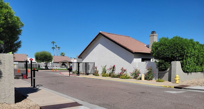 Building Photo - 2 bed 2 bath Town-homes in Central Phoenix...