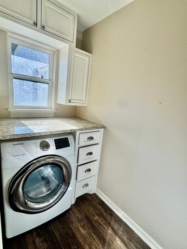 Building Photo - Elegant Estate in the Country Club Setting-Mother in law suite