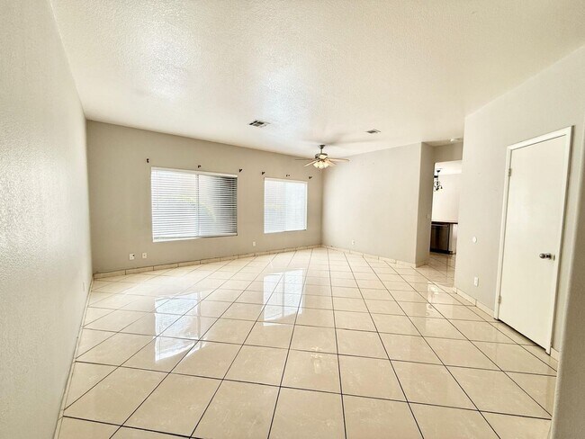 Building Photo - Amazing Peccole Ranch Home 4 beds & Pool