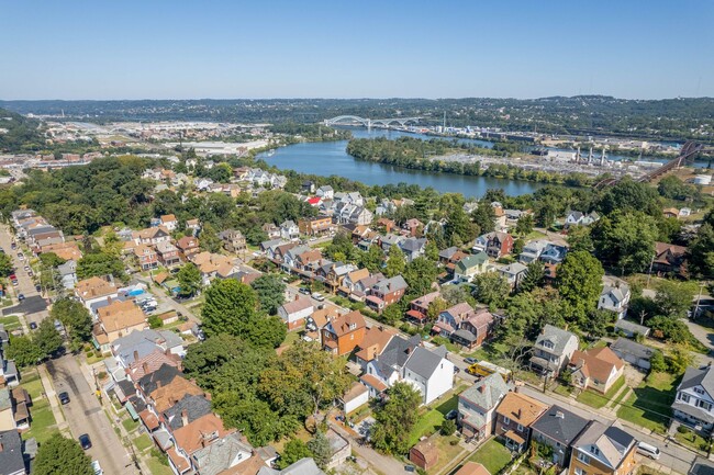 Building Photo - Gorgeous 4 bedroom home in Pittsburgh avai...