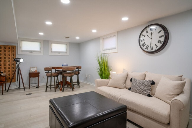 Building Photo - 525 Circle Dr