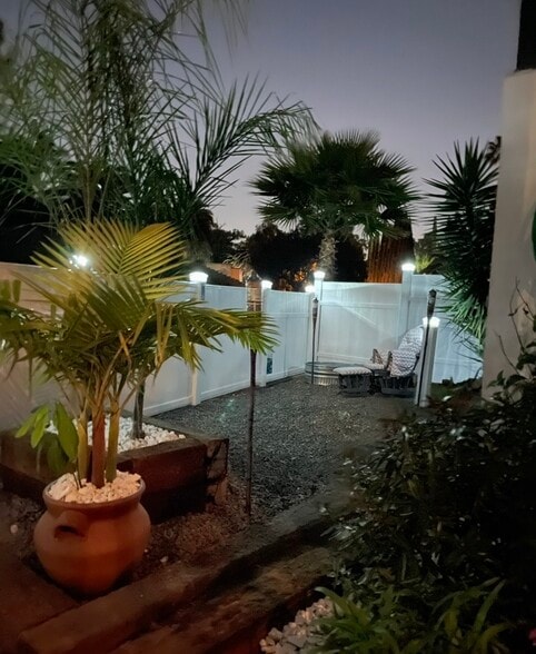 Building Photo - 1058 W 6th St