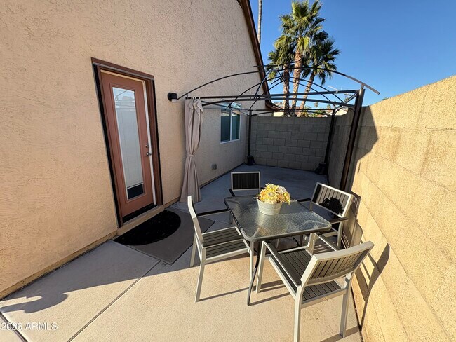 Building Photo - 5535 W Willow Ave