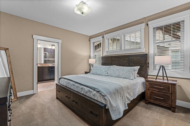 Building Photo - Grand Northwest Crossing Home. Fully furnished monthly rental. Walk to Compass Park. All Utilitie...