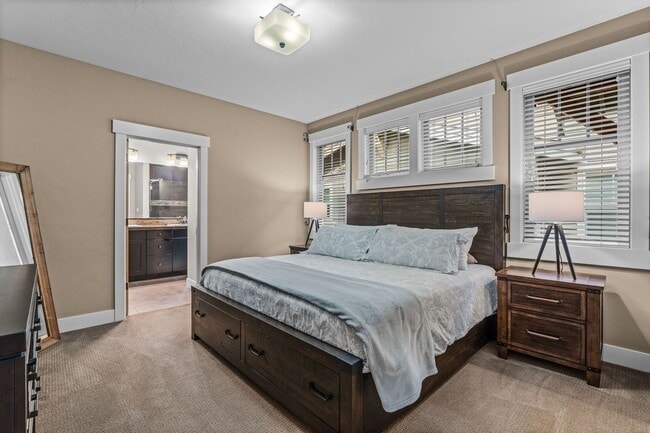 Building Photo - Grand Northwest Crossing Home, Walk to Com...