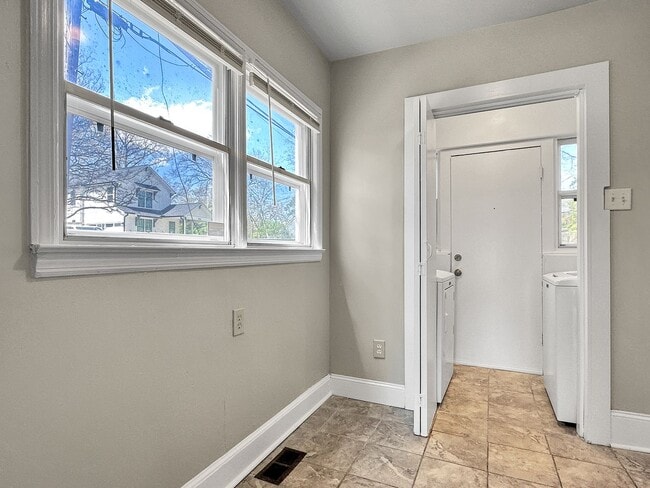 Building Photo - 2 bedroom 1 bath bungalow in the heart of ...