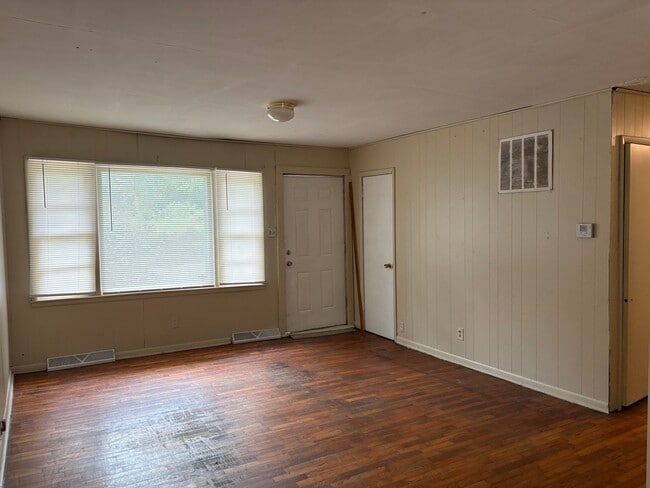 Building Photo - 3 BEDROOM 1 BATH HOME