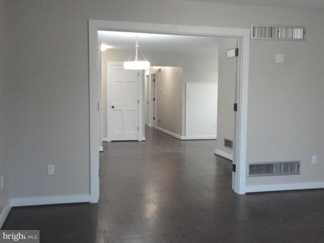 Building Photo - 814 Rustic Ln