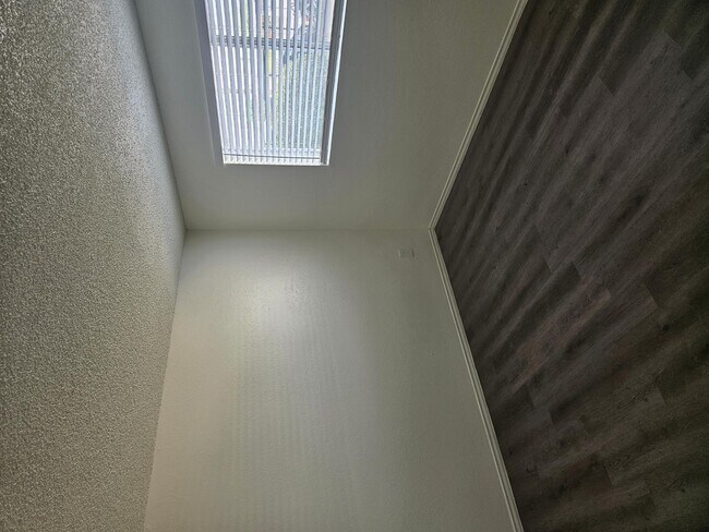 Building Photo - 1307 E Vista Ave