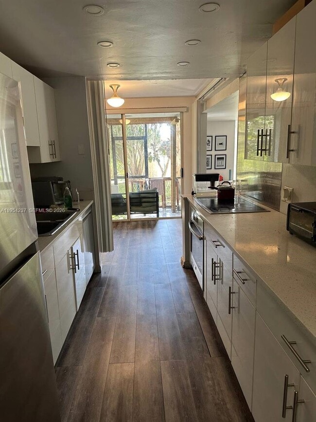 Building Photo - 3720 Inverrary Dr