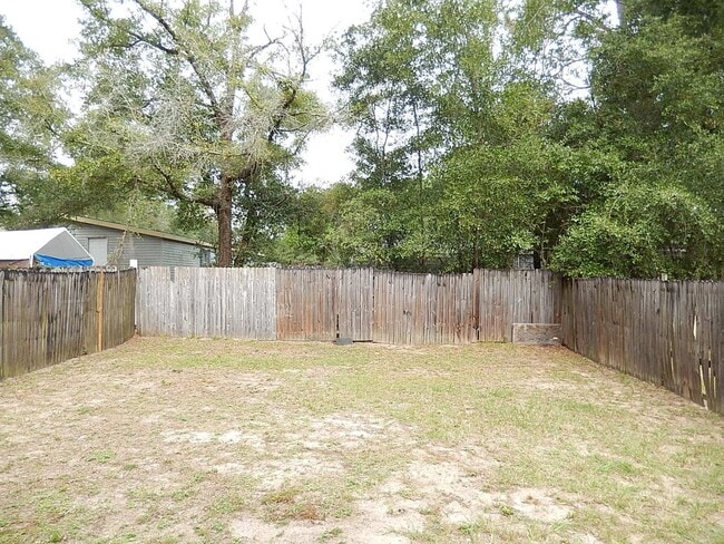 Building Photo - LOVELY & Spacious 3/2 Twn, New Plank Floor...
