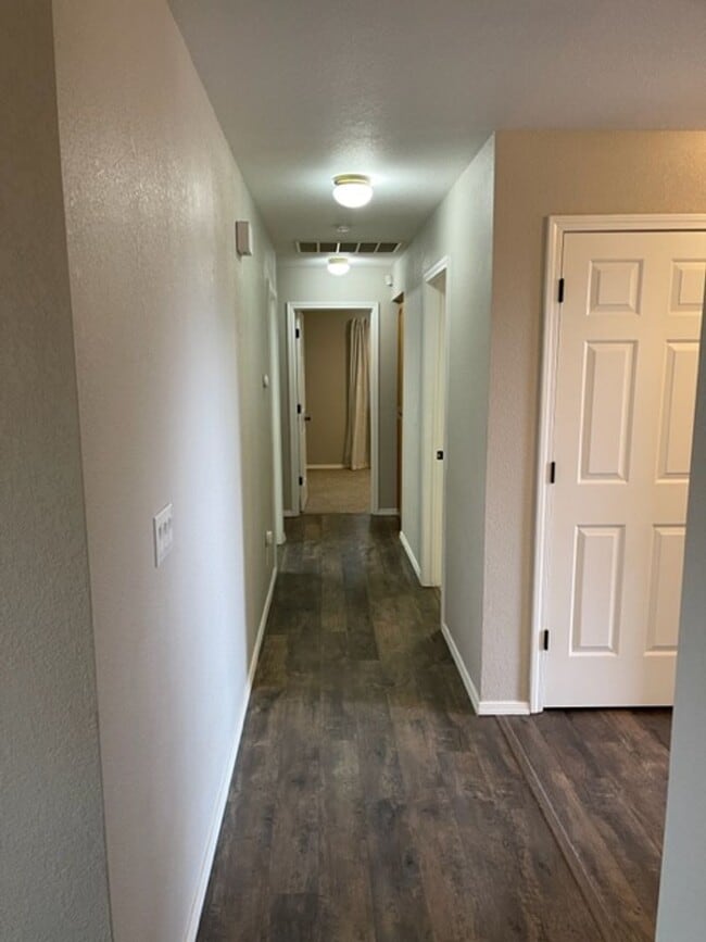 Building Photo - $100 Move in Special ~ 3 Bedroom Located in Country Heights Subdivision!