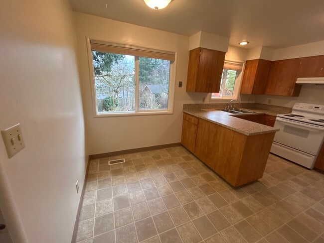 Building Photo - HALF OFF FEBRUARY RENT! 3 Bedroom 1.5 Bath in Desirable NW Corvallis