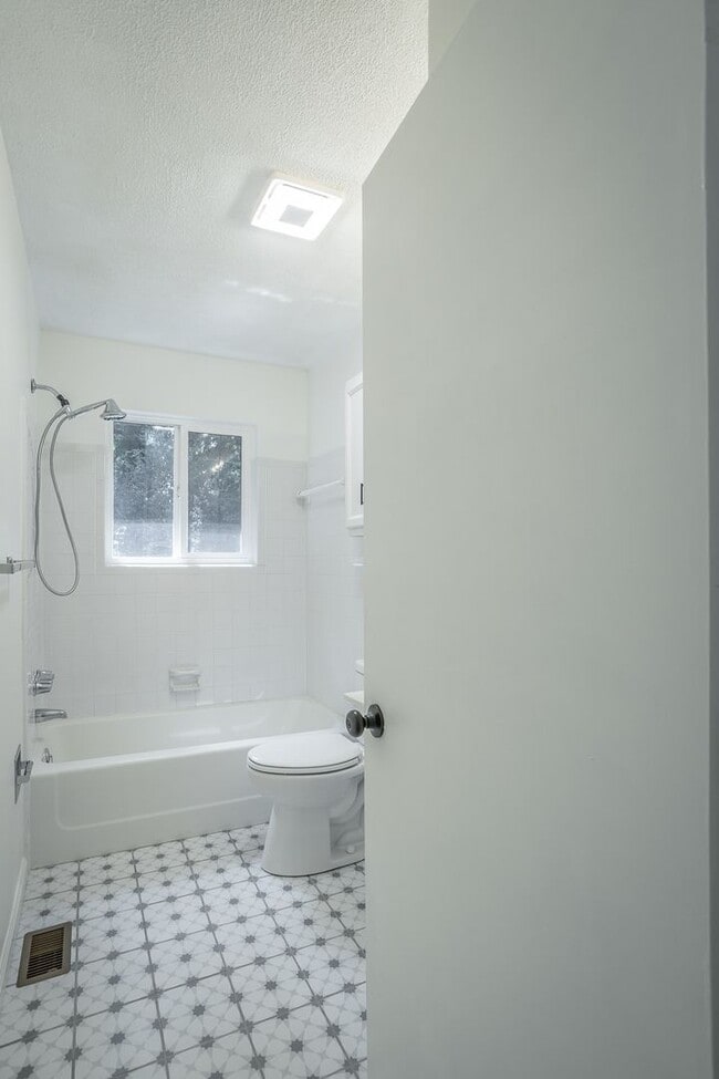 Building Photo - Spacious House in Hixson