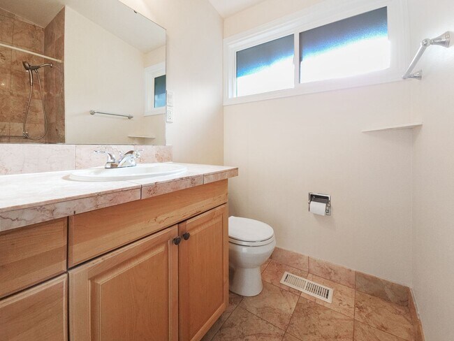 Building Photo - 7711 SE 39th St