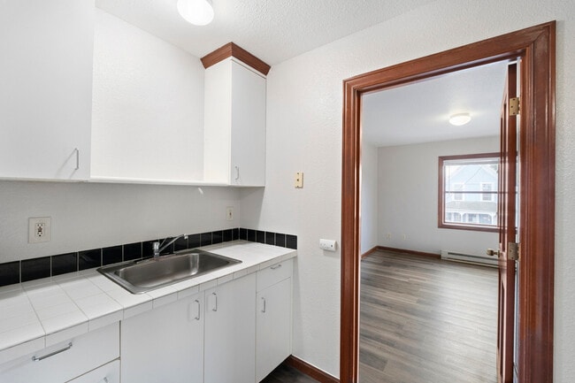 Building Photo - 403 1/2 Garfield St S-19