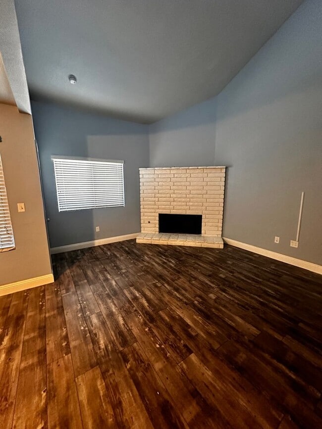 Building Photo - 3 Bedroom 1.5 Bathroom Condominium For Rent