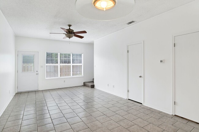 Building Photo - Spacious 2 Bed/2.5 Bath Townhome with 1 Ca...