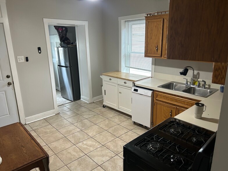 Building Photo - 1611 Clarence Ave