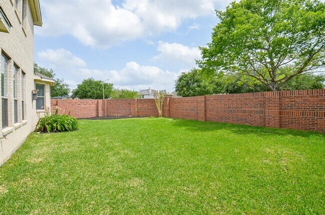 Building Photo - 3911 Fallsbrook Ct