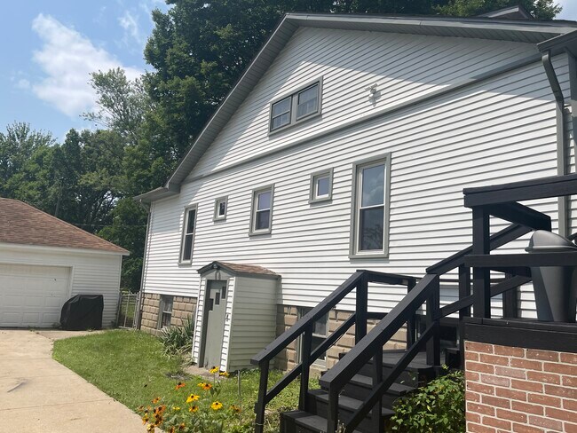 Building Photo - 27136 E River Rd