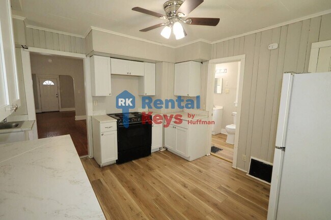 Building Photo - Two Bedroom House