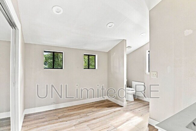 Building Photo - 2700 W Lynette Dr