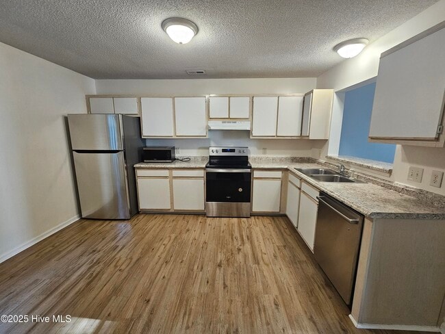 Building Photo - 1202 Pueblo Dr