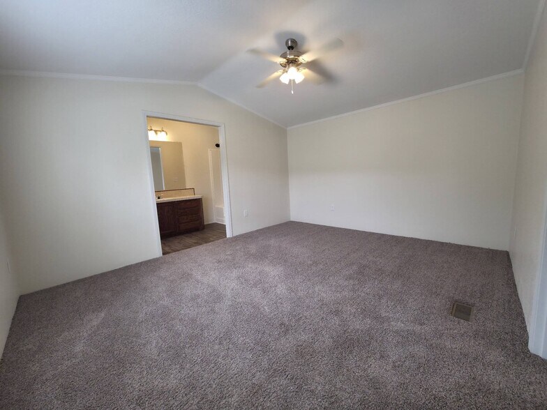 Building Photo - 1309 W Plum St