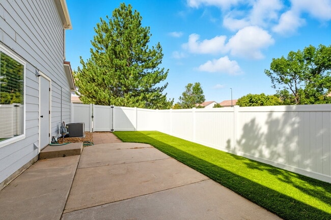 Building Photo - 3 Bed 2.5 Bath Home in Green Valley Ranch!