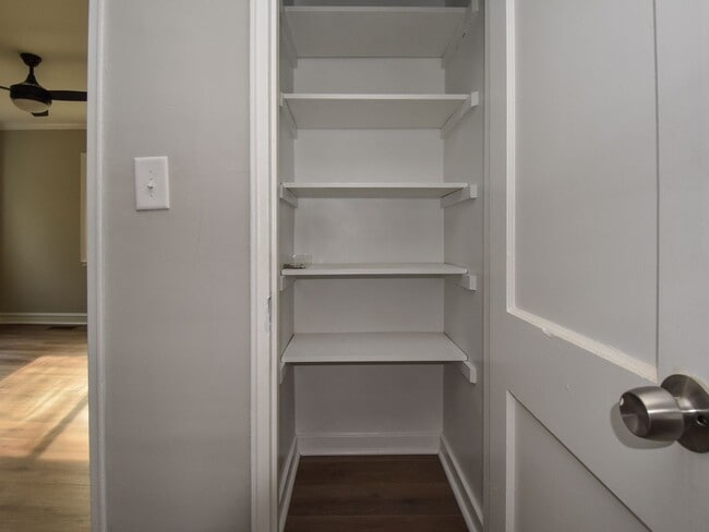 Building Photo - Spacious 2-Bedroom Apartment in Prime Wins...