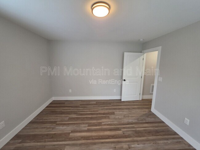 Building Photo - 339 Hazel Mill Rd