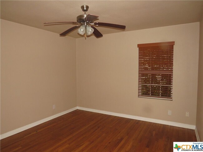 Building Photo - 2116 W Avenue D