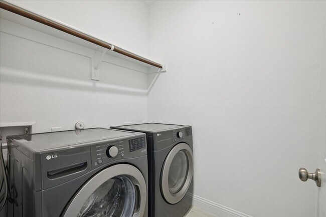 Building Photo - 4261 Shavano Dr